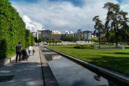 Canal;-Child;-Family;-France;-Garden;-Greenery;-Hedge;-Kaleidos;-Kaleidos-images;-La-parole-à-limage;-Lifestyle;-Parc-André-Citroën;-Paris;-Path;-Pedestrian;-Reflection;-Stories-Pictures;-Stroller;-Tarek-Charara;-Walk;-Water-basin
